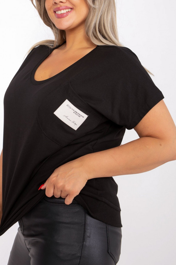 Bluzka damska plus size w kolorze czarnym duża kieszeń naszywka
