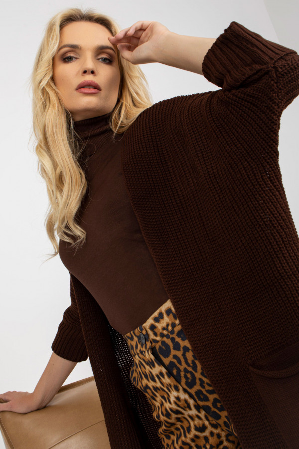 Kardigan sweter damski w kolorze ciemno brązowym z kieszeniami luźna narzutka Moreno 2