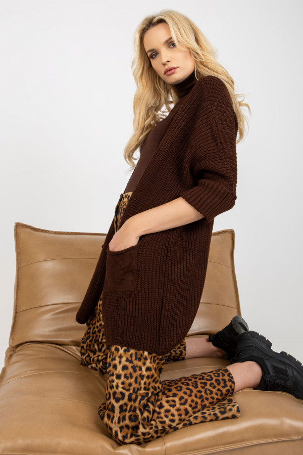 Kardigan sweter damski w kolorze ciemno brązowym z kieszeniami luźna narzutka Moreno 6