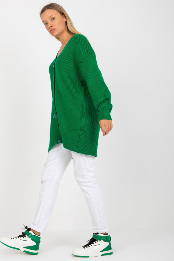 Długi oversize sweter damski z guzikami w kolorze zielonym kardigan narzutka Kaira 3