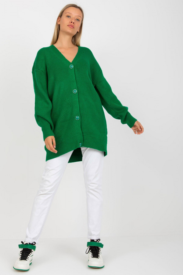 Długi oversize sweter damski z guzikami w kolorze zielonym kardigan narzutka Kaira 1