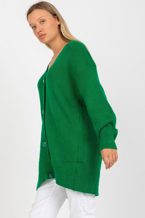 Długi oversize sweter damski z guzikami w kolorze zielonym kardigan narzutka Kaira 5