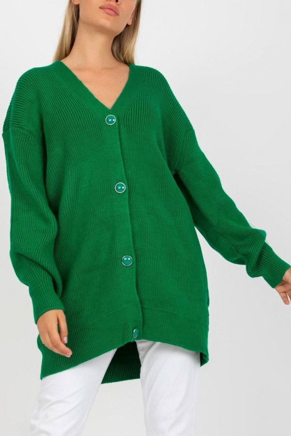 Długi oversize sweter damski z guzikami w kolorze zielonym kardigan narzutka Kaira