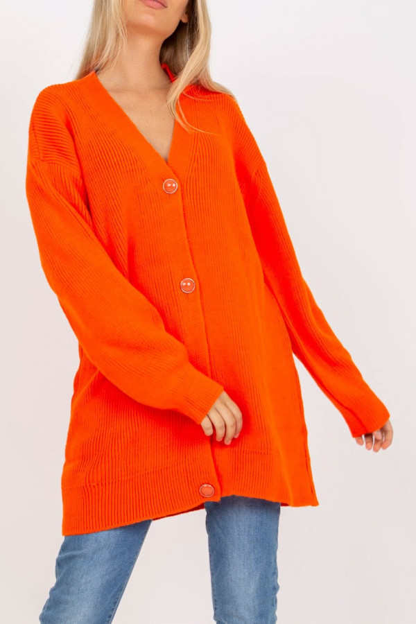 Długi oversize sweter damski z guzikami w kolorze pomarańczowym kardigan narzutka Kaira