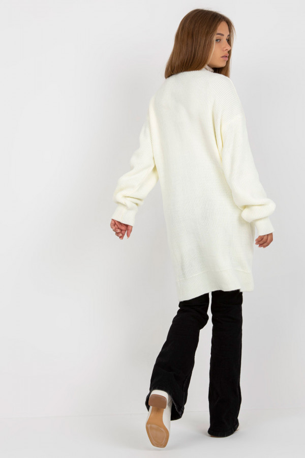 Długi oversize sweter damski z guzikami w kolorze ecru kardigan narzutka Kaira 4