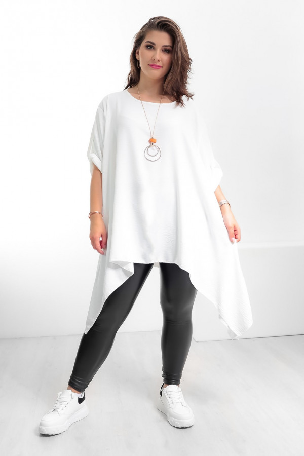 Asymetryczna tunika plus size w kolorze białym długie boki rogi naszyjnik Monica 2