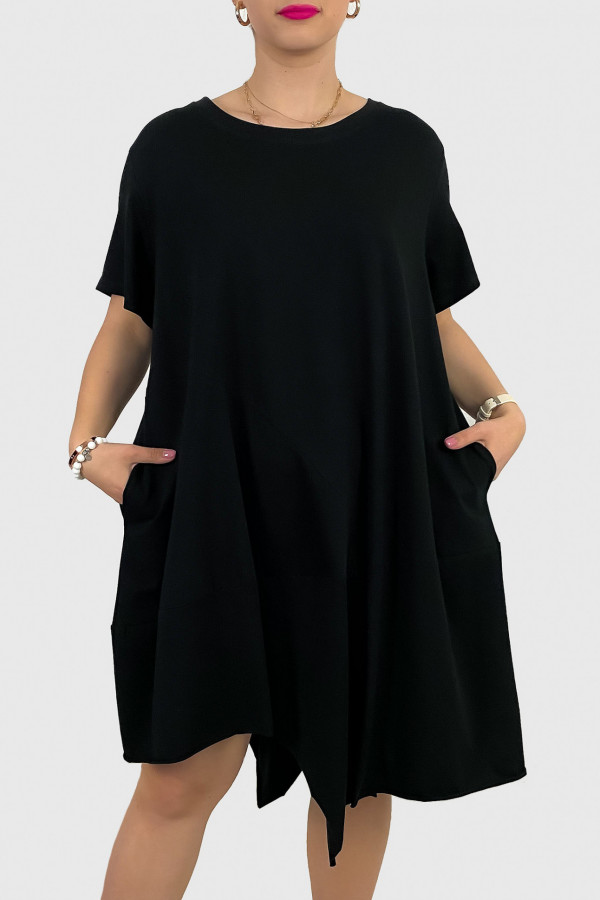 Sukienka plus size w kolorze czarnym z kieszeniami asymetryczny przód Ariadna 1