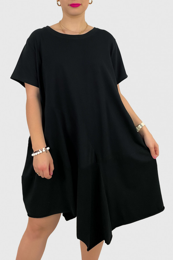 Sukienka plus size w kolorze czarnym z kieszeniami asymetryczny przód Ariadna 2