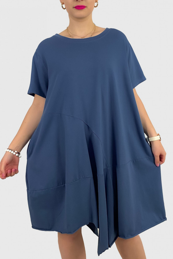 Sukienka plus size w kolorze denim z kieszeniami asymetryczny przód Ariadna