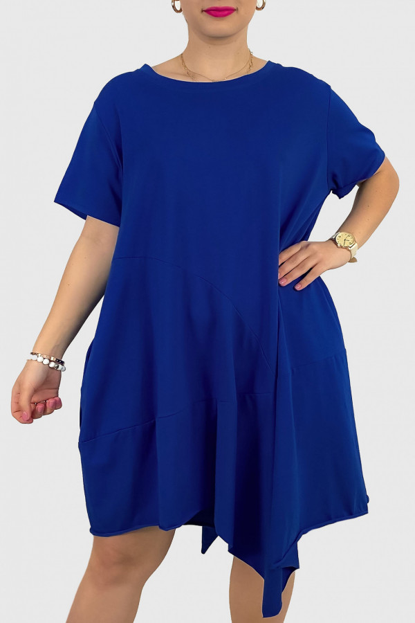 Sukienka plus size w kolorze kobaltowym z kieszeniami asymetryczny przód Ariadna