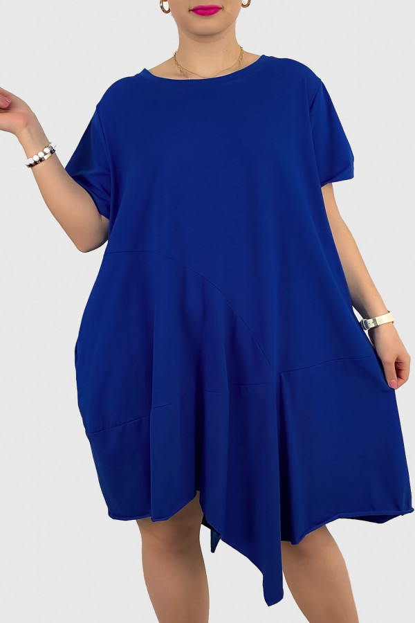 Sukienka plus size w kolorze kobaltowym z kieszeniami asymetryczny przód Ariadna 1