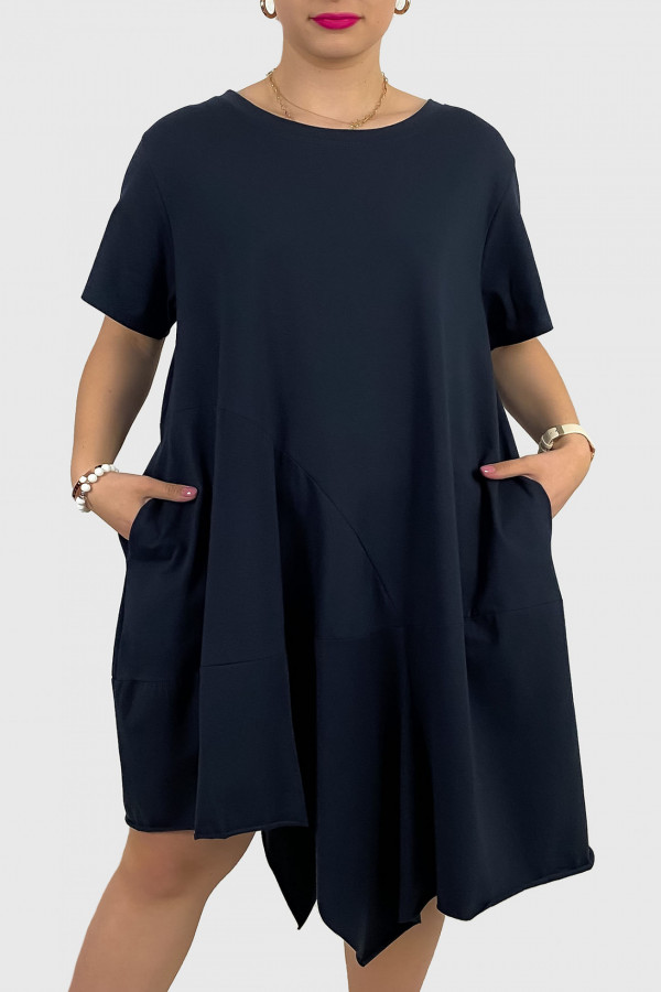 Sukienka plus size w kolorze granatowym z kieszeniami asymetryczny przód Ariadna