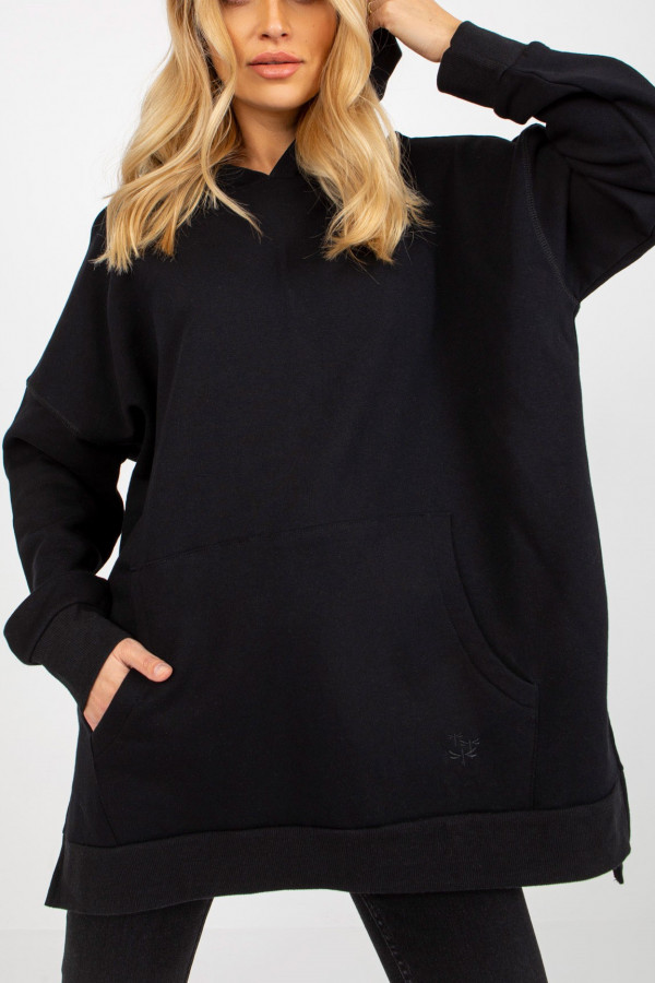 Bluza plus size z kapturem w kolorze czarnym rozcięcia dłuższy tył Salma
