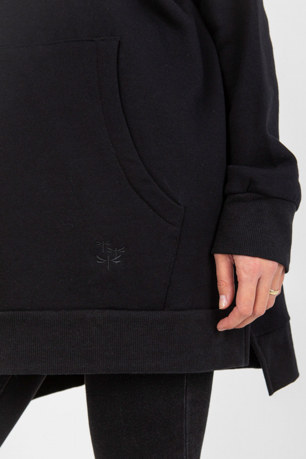 Bluza plus size z kapturem w kolorze czarnym rozcięcia dłuższy tył Salma 3