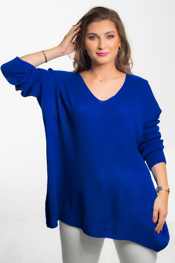 Duży oversize sweter damski w kolorze kobaltowym dekolt V rękaw ściągacz Maren 2