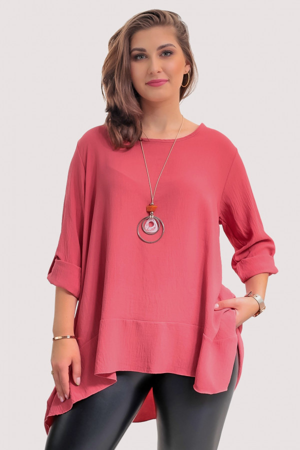 Asymetryczna bluzka falbana w kolorze indyjskiego różu podpinany rękaw 3/4 z naszyjnikiem Helen 2