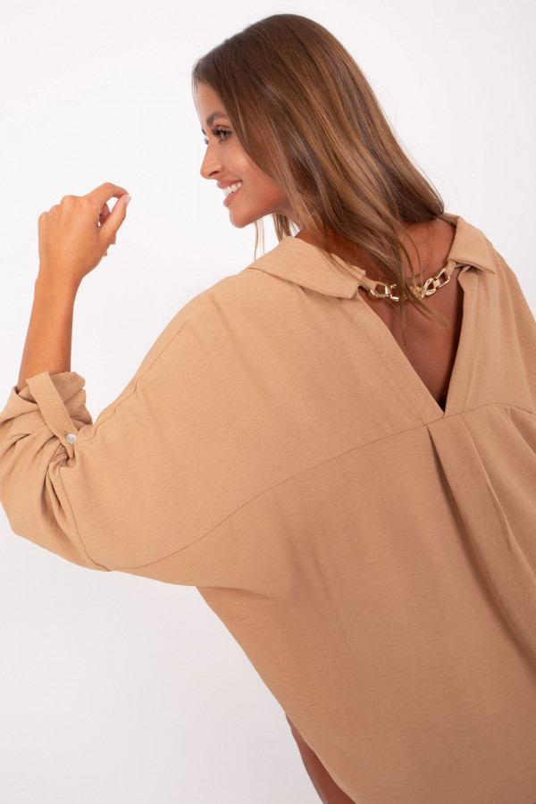 Koszulowa sukienka oversize w kolorze camelowym z dłuższym tyłem złoty łańcuch Megg 1