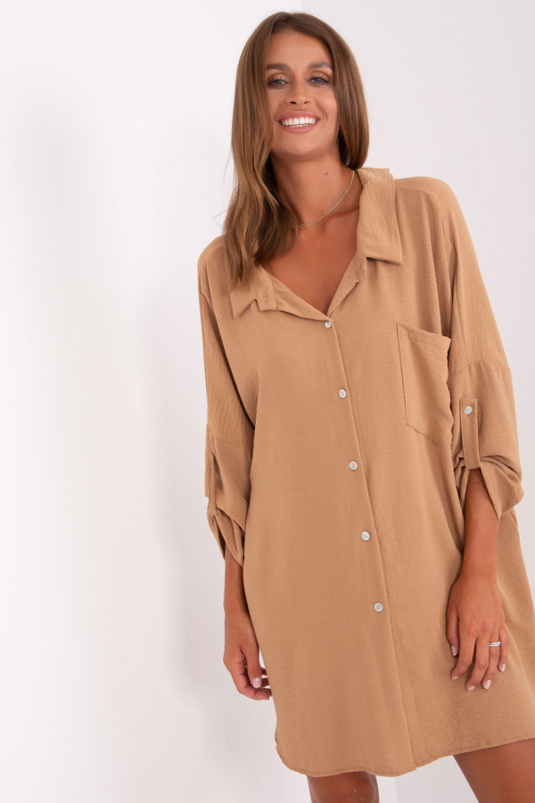 Koszulowa sukienka oversize w kolorze camelowym z dłuższym tyłem złoty łańcuch Megg 3