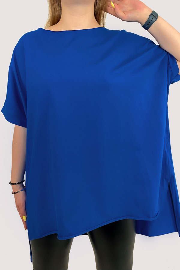 Bluzka damska w kolorze kobaltowym oversize dłuższy tył krótki rękaw Onyx 2