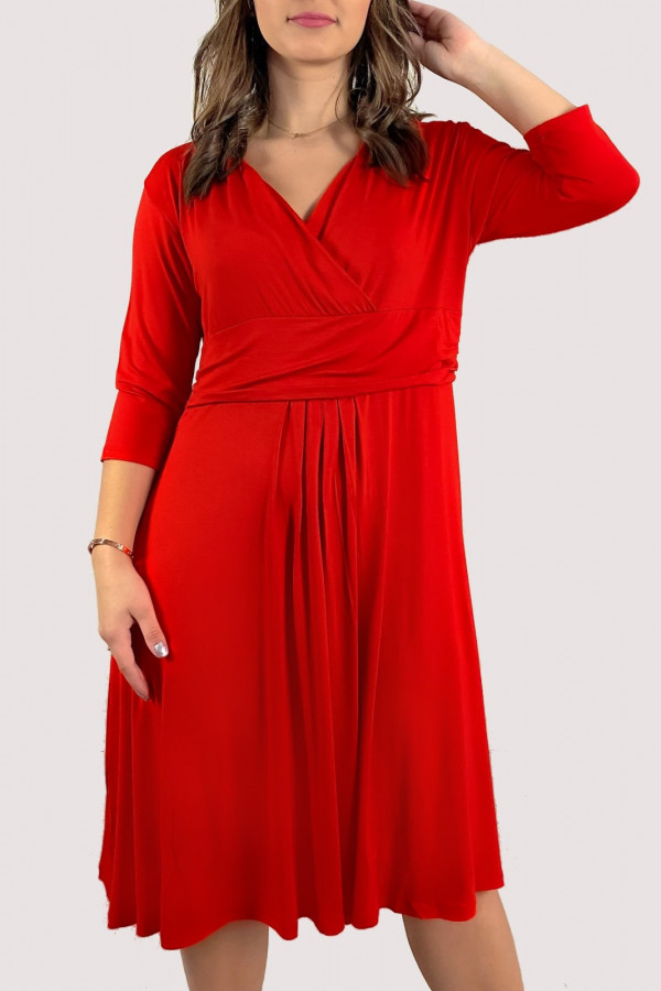 Sukienka w kolorze czerwonym z kopertowym dekoltem Mooly
