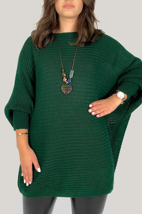 Duży sweter damski oversize w kolorze butelkowej zieleni nietoperz z naszyjnikiem Shape
