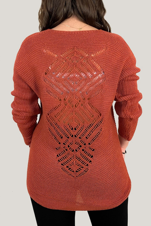 Sweter damski w kolorze miedzianym ażurowy wzór na plecach 2