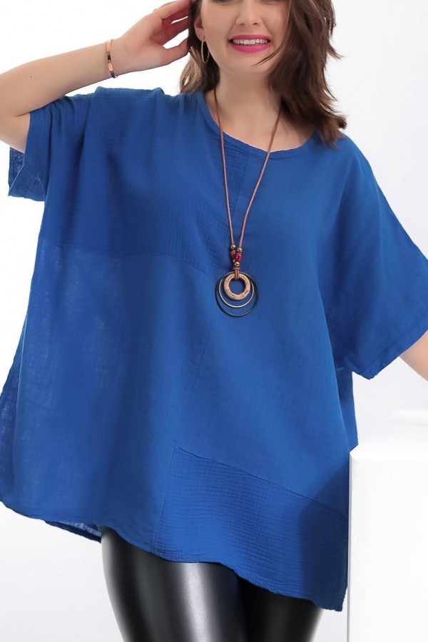 Duża bluzka w kolorze kobaltowym z naszyjnikiem Paola
