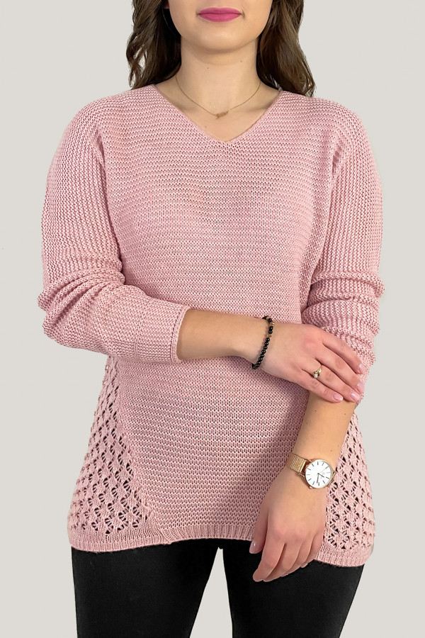 Sweter damski w kolorze pudrowym ażurowy wzór boki rogi
