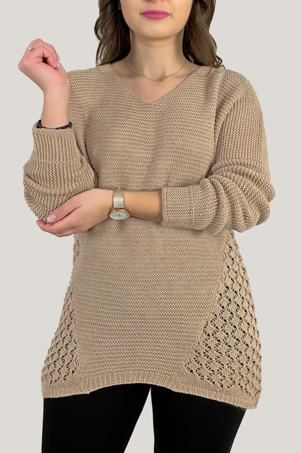 Sweter damski w kolorze beżowym ażurowy wzór boki rogi