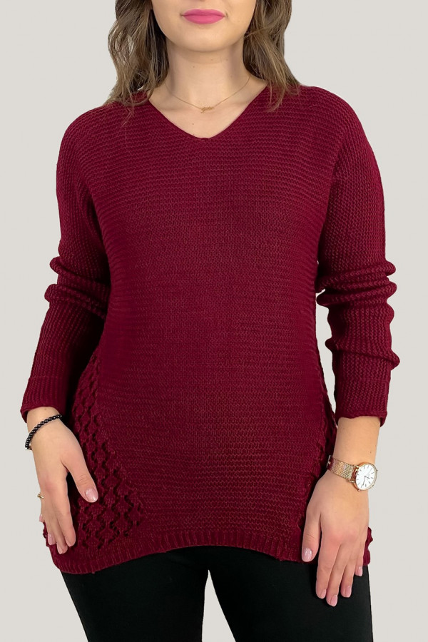 Sweter damski w kolorze bordowym ażurowy wzór boki rogi