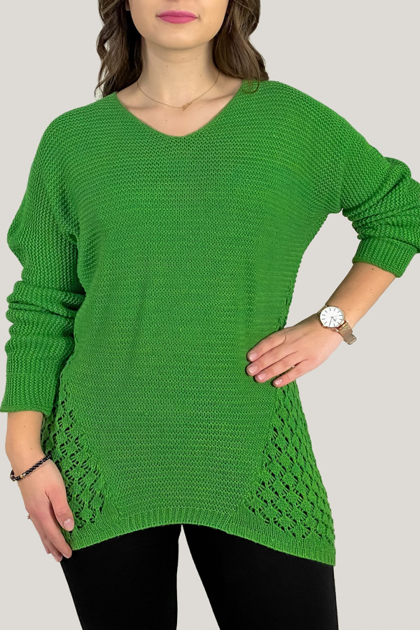 Sweter damski w kolorze limonkowym ażurowy wzór boki rogi