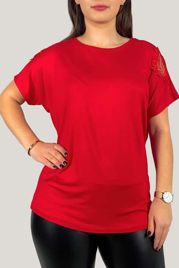Bluzka damska plus size z wiskozy w kolorze czerwonym koronka na ramionach 1