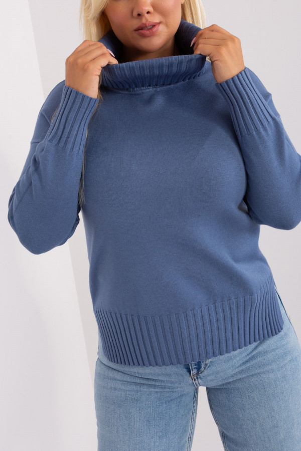 Sweter damski z rozcięciami w kolorze niebieski denim golf Daria