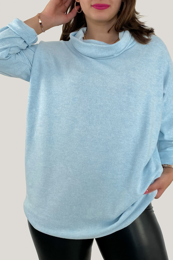 Luźna bluzka tunika plus size w kolorze błękitnym z golfem Fozzie 2