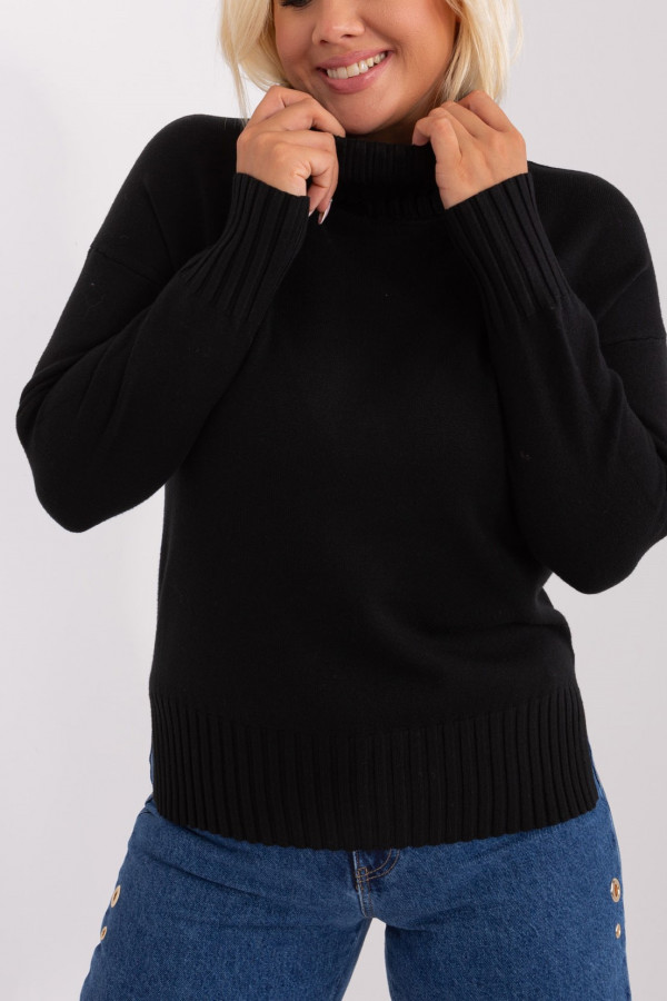 Sweter damski z rozcięciami w kolorze czarnym golf Daria