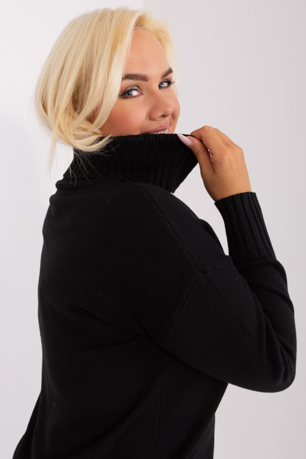 Sweter damski z rozcięciami w kolorze czarnym golf Daria 1
