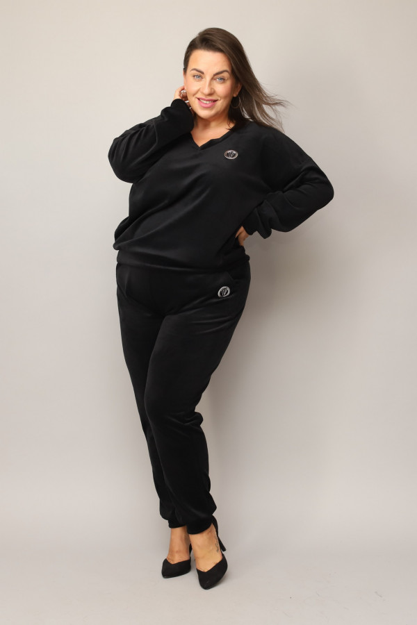 Welurowy dres damski plus size w kolorze czarnym komplet spodnie i bluza w serek Patty 1