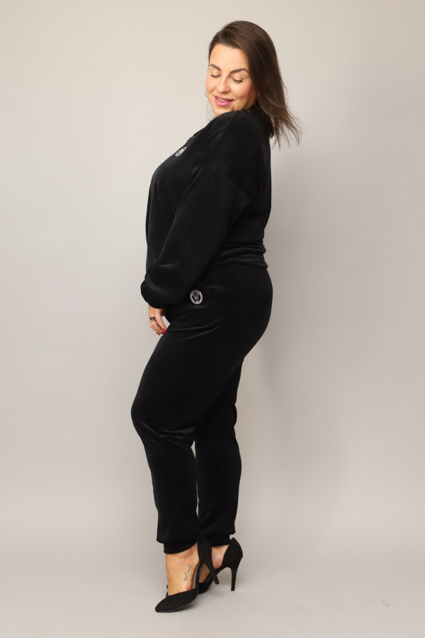 Welurowy dres damski plus size w kolorze czarnym komplet spodnie i bluza w serek Patty 2