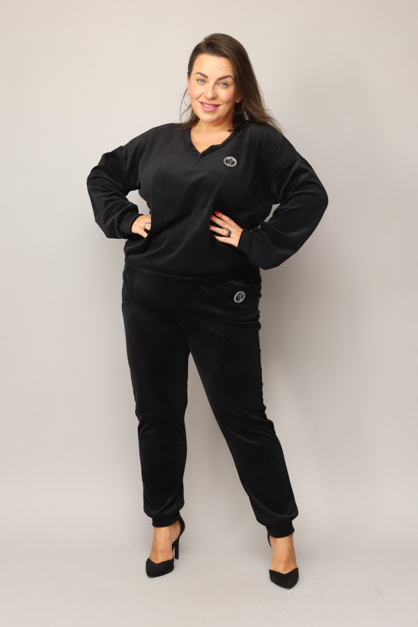 Welurowy dres damski plus size w kolorze czarnym komplet spodnie i bluza w serek Patty 3