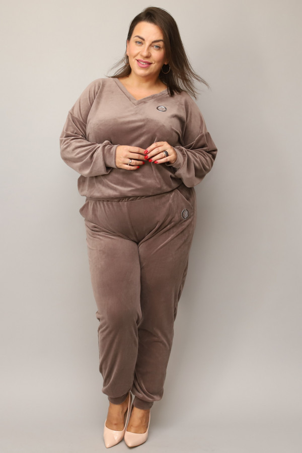 Welurowy dres damski plus size w kolorze grafitowy beż komplet spodnie i bluza w serek Patty 2