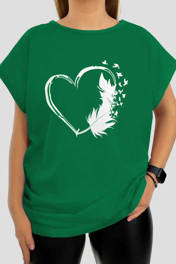T-shirt damski plus size w kolorze zielonym print serce piórko odlatujące ptaki