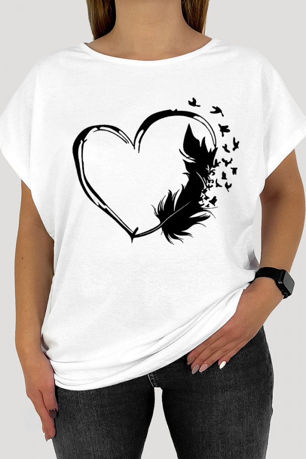 T-shirt damski plus size w kolorze białym print serce piórko odlatujące ptaki