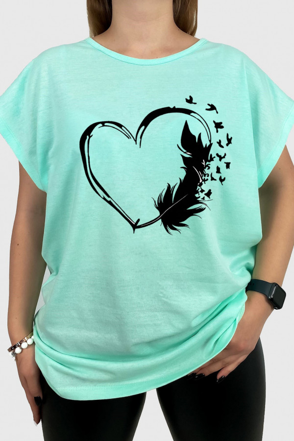 T-shirt damski plus size w kolorze miętowym print serce piórko odlatujące ptaki