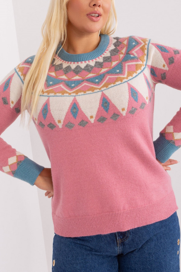 Ciepły sweter damski w kolorze pudrowym z geometrycznymi wzorami