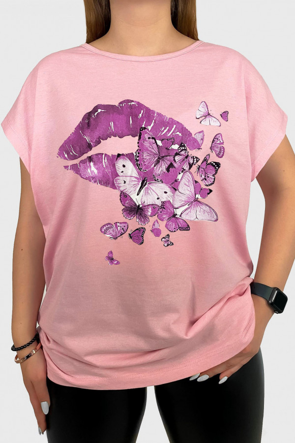 T-shirt damski plus size w kolorze pudrowego różu usta motyle pink