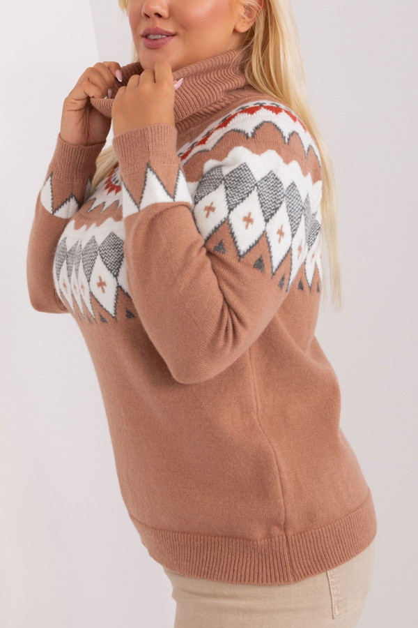 Ciepły sweter damski z golfem w kolorze carmelowym w geometryczne wzory Ananti