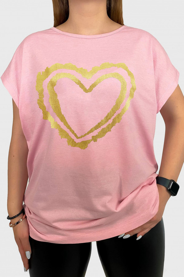 T-shirt damski plus size W DRUGIM GATUNKU w kolorze różowym print podwójne złote serce