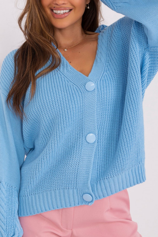 Krótki sweter damski w kolorze niebieskim z guzikami narzutka ozdobne rękawy