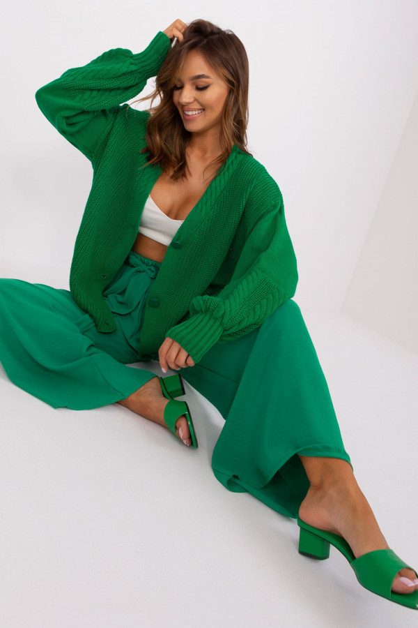 Krótki sweter damski w kolorze zielonym z guzikami narzutka ozdobne rękawy 6