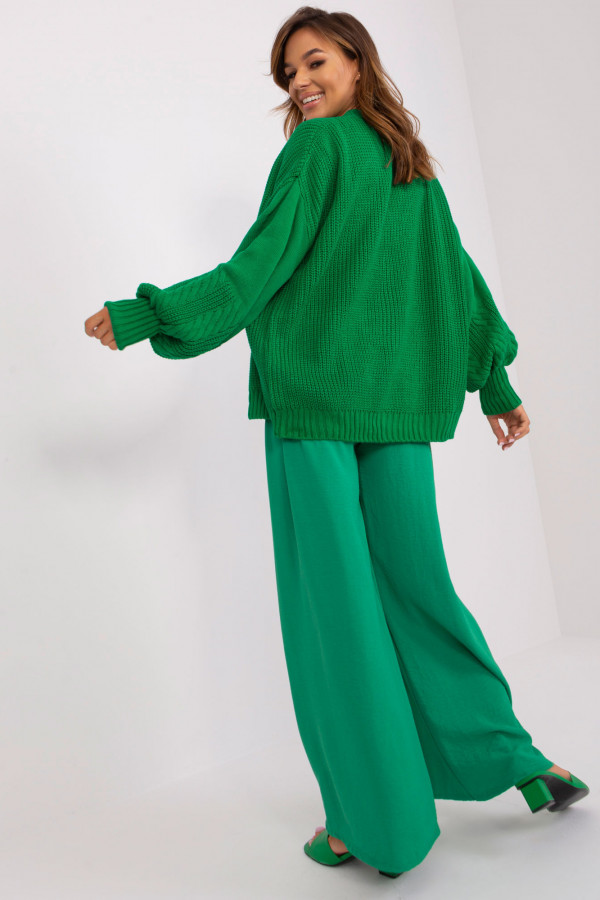 Krótki sweter damski w kolorze zielonym z guzikami narzutka ozdobne rękawy 4